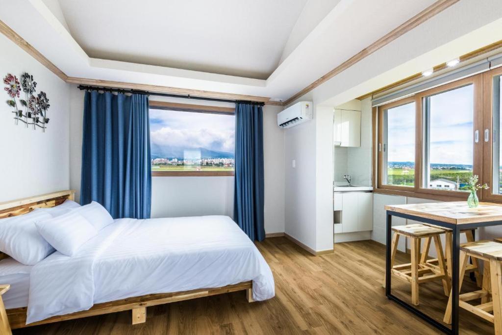 Romance Jeju Pension Exterior photo