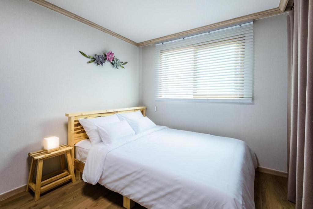 Romance Jeju Pension Exterior photo