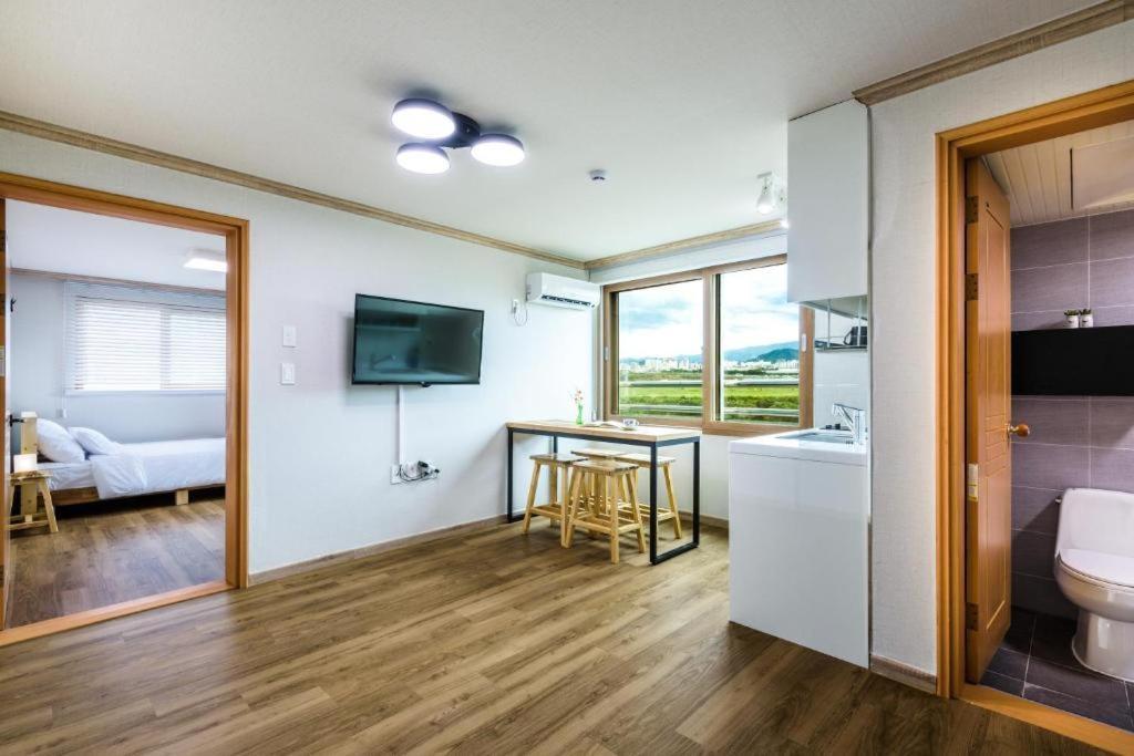 Romance Jeju Pension Exterior photo