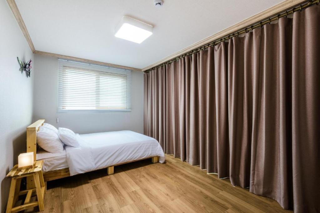 Romance Jeju Pension Exterior photo