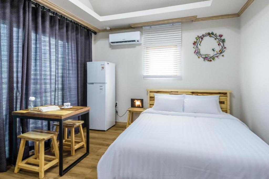 Romance Jeju Pension Exterior photo